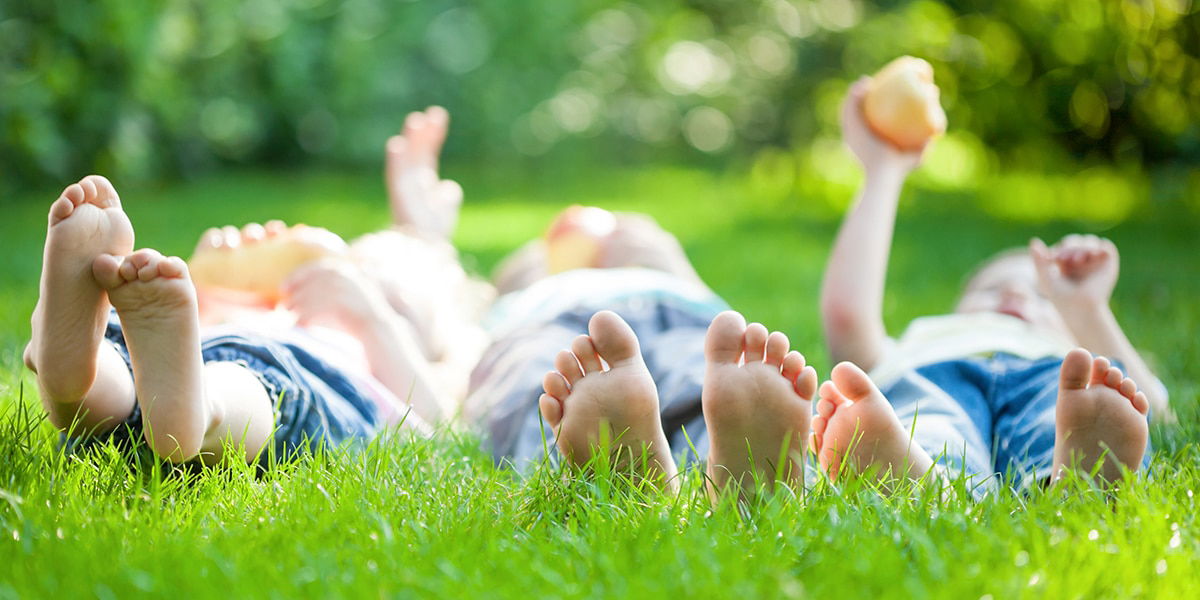 παιδιά στο γρασίδι, πατούσες